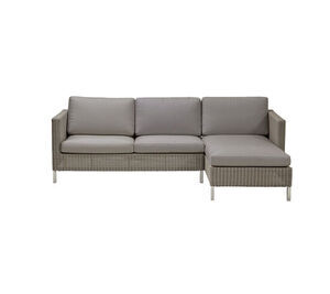 Udendørs loungesofa i moderne design med tre sæder og højre chaiselong. Lige armlæn og hævet på ben.